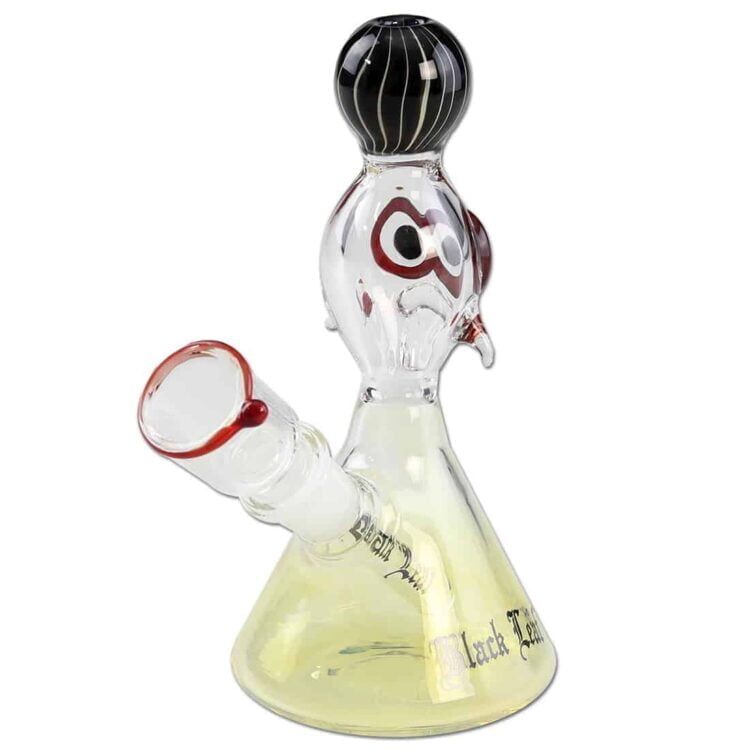 En sort bongs struktur fremhæves af en glat, skinnende overflade. Den har en buet form med en tyk hals og en bred base, der sikrer stabilitet. Mønsteret af blade i grønne nuancer kontrasterer den sorte farve, hvilket tilføjer visuel interesse. En gennemsigtig skål sidder på siden, og et lille hul i bunden muliggør luftstrøm.