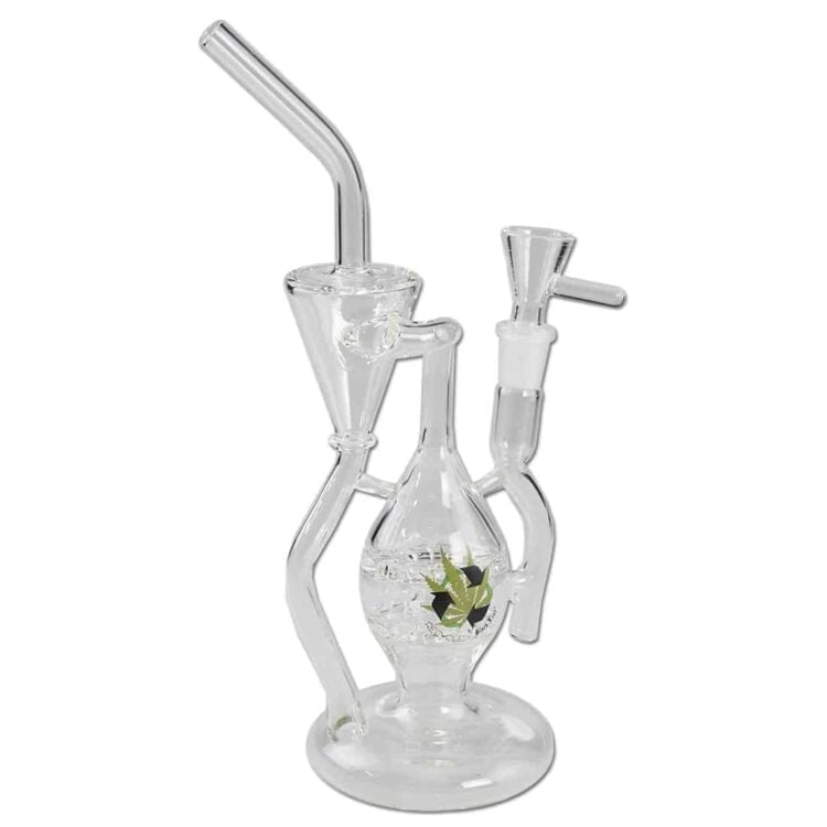 En sort bongs struktur er præget af glat, blød glas med en let buet form. Den har en cylinderformet krop, der taper mod toppen, hvor en bred åbning findes. En lille, hængende skål placeres på siden, og der er en gennemskinnelig slange, der tilslutter sig bunden. Overfladen er blank med subtile reflektioner, der fremhæver designets enkelhed.