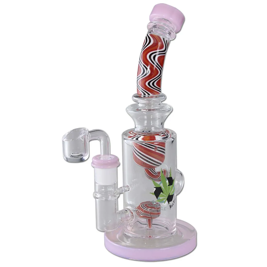 En sort bong i glas med en elegant, slank form og en diameter, der gradvist udvides mod bunden. Overfladen har en glat, blank finish, der reflekterer lys. Den er dekoreret med et blødt pink bladmønster, der tilføjer kontrast. En lang hals leder ned til en bred base, hvor en skål til stoffer er indsat, hvilket giver en stabilitet.