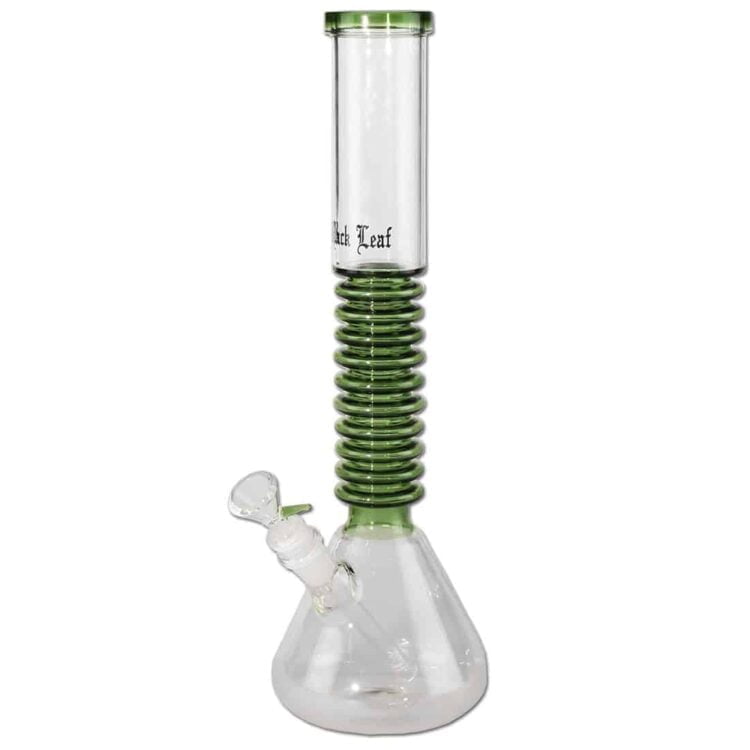 En sort bongs struktur har en glat, skinnende overflade med en rund bund, der gradvist snævrer ind mod en cylindrisk hals. Løvet design omkring bunden i en dyb grøn farve tilføjer et naturligt element. Der er en klar skål til stykker i toppen, og en tynd slange, der strækker sig fra bunden, hvilket fremhæver bongens funktionelle design.
