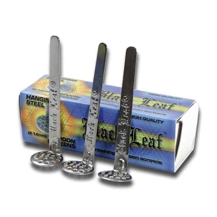 En sort skovl med en flad, bred bladform og en glat overflade dominerer. Håndtaget er let buet og har et ergonomisk design, mens skovlens kanter er let afrundede. Mønstret på bladet er subtile, hvilket giver en elegant fremtoning. Det samlede udtryk er minimalistisk og stilrent, ideelt til moderne indretning.