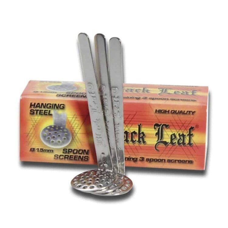 En sort, bladformet ske med en glat overflade præsenteres. Skeens design er minimalistisk med en elegant kontur, der fremhæver de bløde kurver. Materialet synes at være plastisk med en mat finish. Den flade ende af skeen er bred, mens skaftet er slankt og strømlinet, hvilket giver et moderne udtryk.