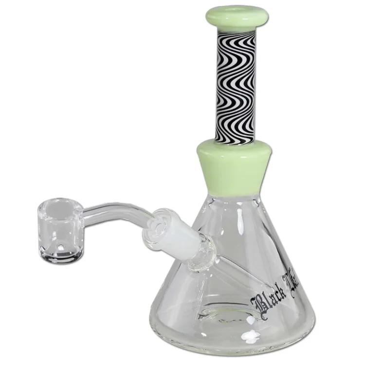 Dab rig med en sort og grøn bladstribe. Den har en slank, buet form med en klar, glat overflade. Toppen er dækket af en grøn farve med blade i et stribet mønster. Der er en lille, afrundet skål i bunden, som er klar og reflekterer lys. Den står på en stabil base med en ensfarvet sort krop.