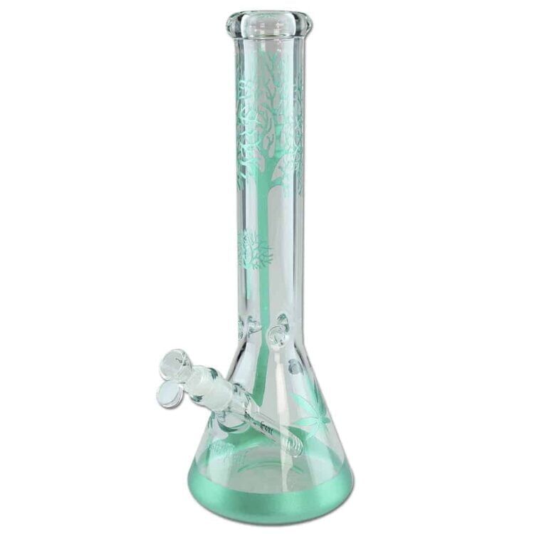 En sort bladformet vase i glas præsenterer sig med en glat overflade og en let buet silhuet. Vasen har en dyb grøn farve i bunden, der gradvist lysner mod toppen. Den flade bund giver stabilitet, mens den åbne top er bred og indbydende. Refleksioner skaber en interessant dybde i det klare glas.