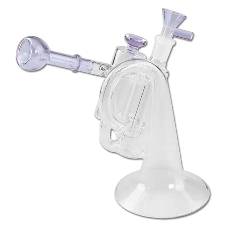 En sort bongo med en elegant form, der indikerer en trompetlignende struktur. Materialet synes at være glas, og overfladen har en glat, skinnende tekstur. Øverst er en lilla detalje, der skaber kontrast til den sorte baggrund. Bongen har en bøjet hals, der leder til en bredere base, og en lille udluftningsåbning.