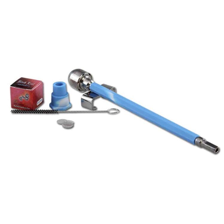 En håndholdt vaporizer præsenterer sig med en slank, sort metaloverflade, der har en mat finish. En blåt, glitrende bladdesign pryder en del af enheden, hvilket tilføjer et farverigt element. Der er en tydelig knap placeret centralt, mens en gennemsigtig vindue viser indholdet. Det hele har en moderne, minimalistisk æstetik.