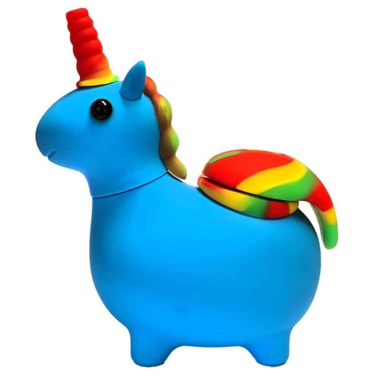 En sort silikonepibe pryder en blå baggrund. Piben har en glat, mat overflade med en blød struktur, der skaber et behageligt greb. Den har en krum form med en tydelig, buet hals og en bred, rund skål. I skålen ses en detalje med små, fine mønstre, der tilføjer visuel interesse.