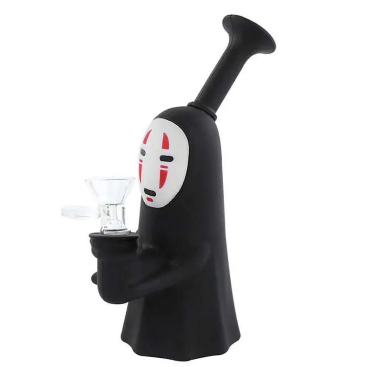 En sort silikonepibe med en glat overflade og en buet form, der afsluttes med en bred mundstykke. Piben har detaljerede udskæringer, der ligner en samurai, samt en grøn base, der står i kontrast til det sorte materiale. Den har en kompakt størrelse på 15 cm og en let, fleksibel struktur, der giver en behagelig greb.