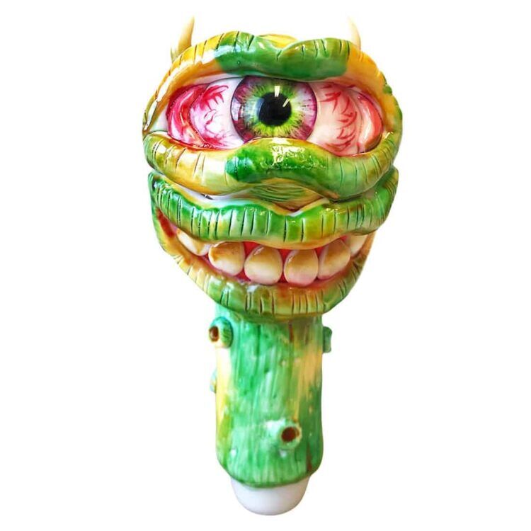 En sort glasrør med en længde på 140 mm præsenterer sig med en glat, skinnende overflade. Røret har en buet form og en bred åbning i den ene ende. Farverne skifter fra dyb sort til nuancer af grønt og lilla, der skaber et monsteragtigt udtryk. Detaljer som små knopper og teksturer giver røret et unikt udseende.