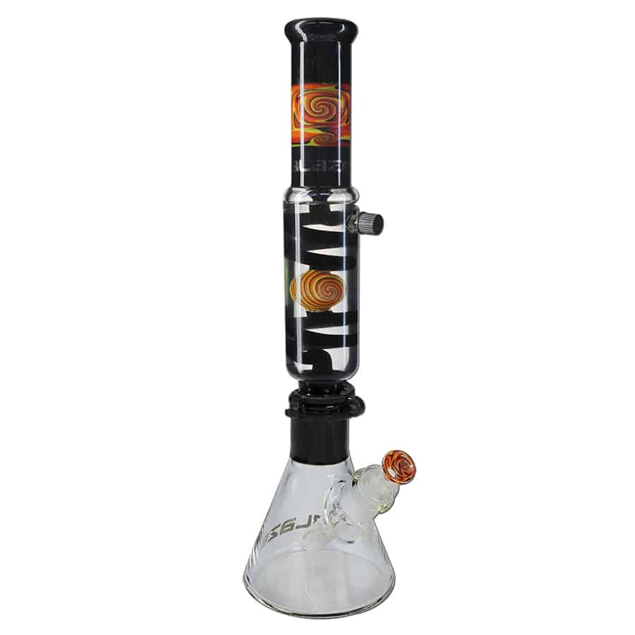 En transparent bong udført i klart glas, prydet med en spiralformet struktur, der løber langs dens indre. Den har en robust base for stabilitet og en asymmetrisk form, der skaber visuel interesse. En metaladapter er tilføjet i toppen, og der er en bred åbning til fyldning. Overfladen er glat med en let glans.