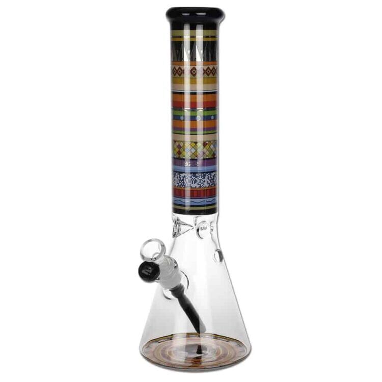 En totémformet glasflaske med en højde på 37 cm præsenterer sig med en klar, glansfuld overflade. Den har en cylindrisk form og er dekoreret med en let bølget tekstur. Toppen er afsluttet med en smal, rund åbning, og flaskens bund er flad, hvilket giver stabilitet. Farven er en lys, næsten gennemsigtig tone, der fanger lyset.