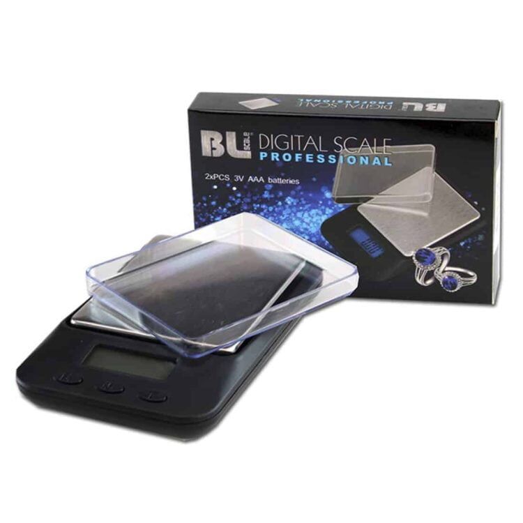 En digital vægt præsenterer et rektangulært, fladt design med en sort glasoverflade, der har en glat og skinnende tekstur. Displayet er tydeligt med lysende tal, der angiver vægtmålinger. Vægten har en firkantet basis og fire gummifødder i hvert hjørne, der sikrer stabilitet. Knapperne er placeret under displayet og har et minimalistisk udtryk.