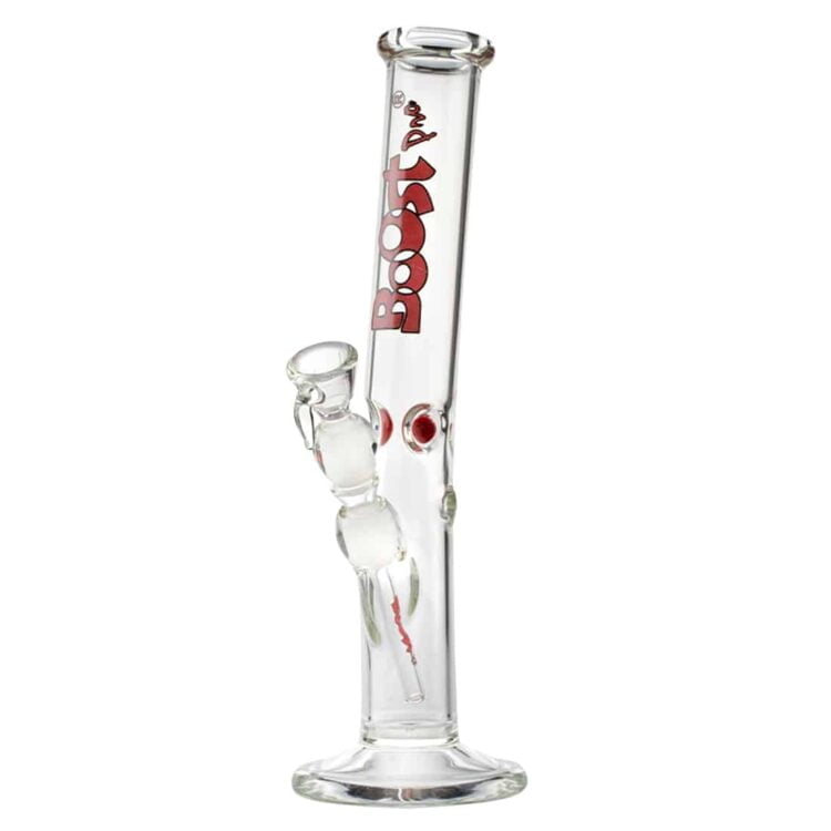 En rød glasflaske med en glat overflade pryder en simpel, cylindrisk form. Flasken har en afrundet bund og en smal hals, der afsluttes med en bred åbning. Et sort etikette med hvid tekst pryder flaskens midte, mens et guldfarvet låg afslutter toppen. Den klare, røde farve giver flasken et iøjnefaldende udseende.