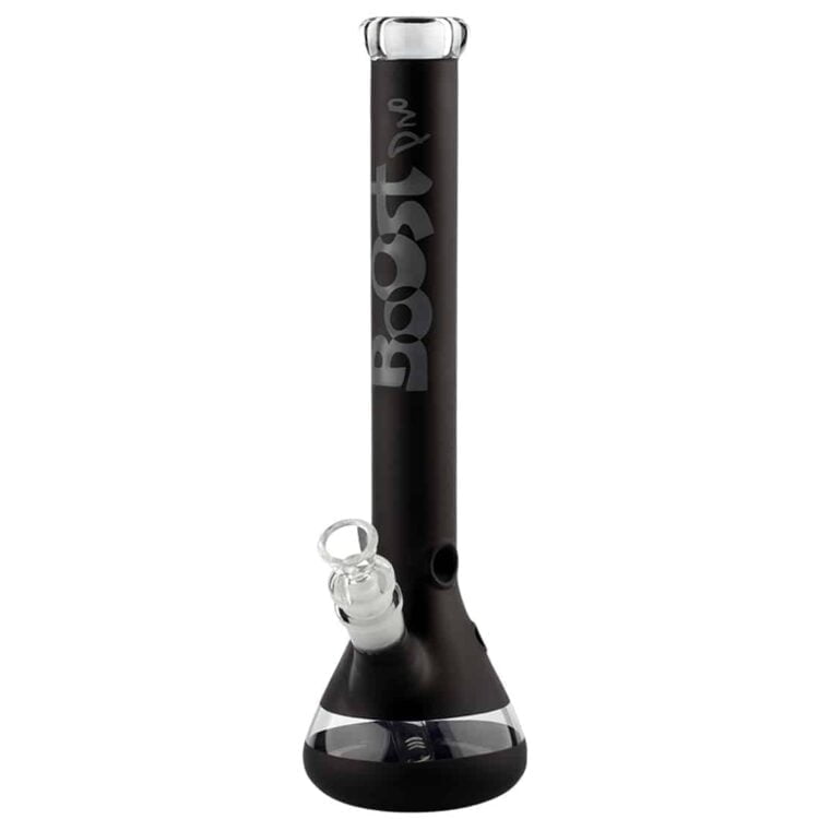 En cylindrisk bong i klart glas med en højde på 45 cm. Den har en sort, mat overflade på bunden, der skaber kontrast til det gennemsigtige glas. Der er en bred, stabil fod, og et buet rør, der fører til en smal hals. En skål til tobaksprodukter er tilsluttet rørets side. Glasset har en glat, gennemsigtig tekstur.