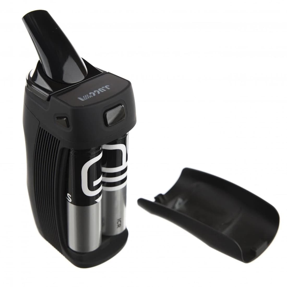 En slank, sort og sølvfarvet enhed med en rektangulær form dominerer billedet. Fronten har et glat, mat finish med et lille, centralt placeret display. Knapperne er diskrete og placeret i en linje langs den nederste del. Baggrunden er en ensfarvet overflade, der fremhæver enhedens moderne design og minimalistiske æstetik.