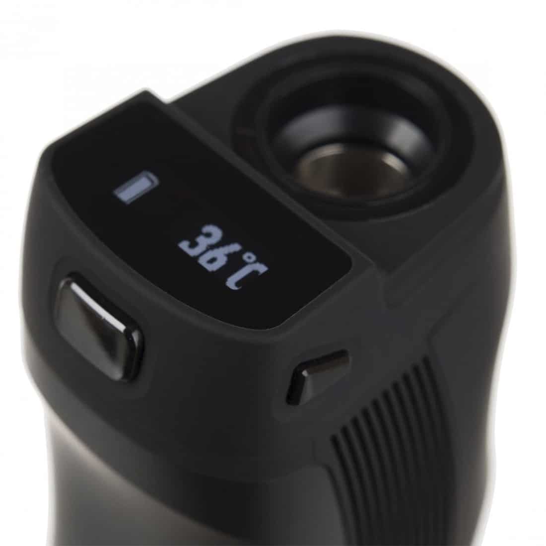 En moderne, ergonomisk stol med et slankt design præsenterer sig i en dyb sort farve. Sædet og ryglænet er polstret med en blød tekstiloverflade, der giver en behagelig følelse. Stolen står på fire solide metalben med en mat finish. Armstøtter er integreret i ryglænet og har en let buet form, hvilket tilføjer elegance til det samlede udseende.