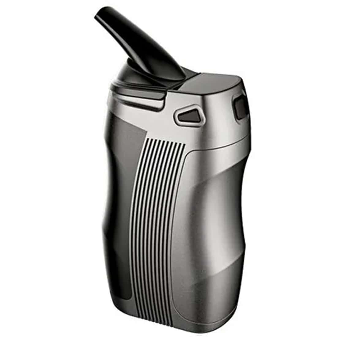 En metallisk struktur med en glat, sølvfarvet overflade pryder midten, omgivet af en sort base. Det centrale element har en kompleks form med flere flader og kurver, der skaber dybde. Øverst er der en lille, rund åbning. En skive med en mat finish er placeret tæt på bunden, som giver en kontrast til den glinsende metal.