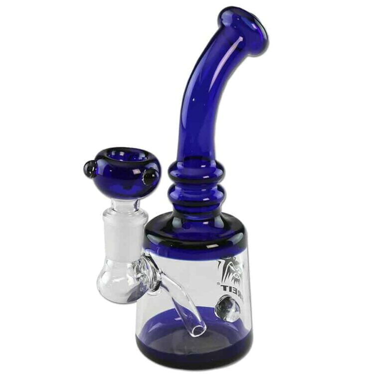 En skål med en dyb blå farve præsenterer sig med en glat, blank overflade, der reflekterer lyset. Skålen har en rund form og en let svungen kant, hvilket giver den et elegant udtryk. Den indvendige del er ensartet, mens den ydre del er mere matte, hvilket skaber kontrast. Skålens dimensioner er 17 cm i diameter.