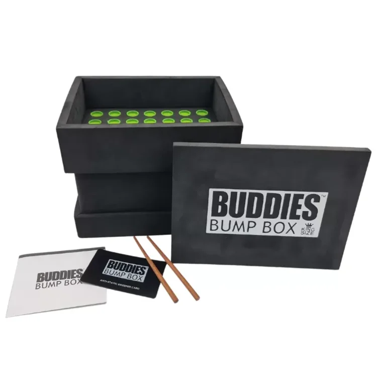 En stor, rektangulær boks i farverne blå, grøn, orange og gul prydet med legende mønstre. Boksen indeholder 34 stykker, der præsenterer en variation af figurer og former, alle med en glat overflade og farverig finish. Teksten på boksen angiver produktinformation i en letlæselig skrifttype, der står i kontrast til baggrundens farver.