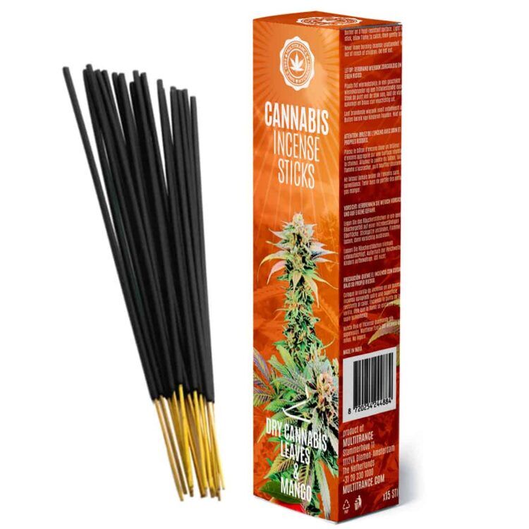 Cannabis røgelsespinde præsenteres med tørrede cannabisblade og friske mangostykker. Røgelsespindene er lange og slanke, med en mørkebrun farve og en ru overflade. De tørrede cannabisblade er grønne med nuancer af brun og har en sprød tekstur. Mangostykkerne har en dyb gul-orange farve og en glat overflade, som kontrasterer med de grønne blade.