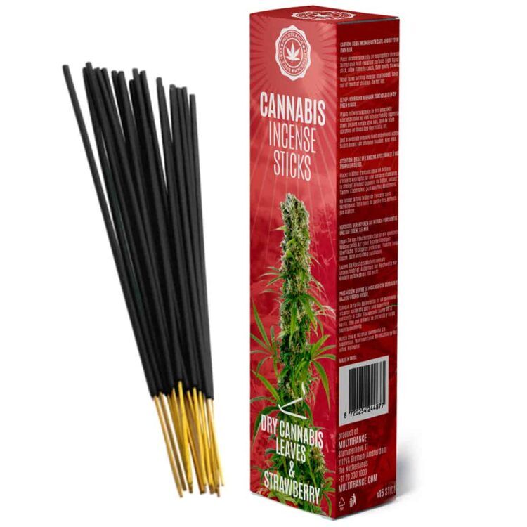 Runde, brune incense sticks er placeret på en flad overflade, omgivet af tørrede cannabisblade, der har en dyb grøn farve med lette nuancer af brunt. En skål med friske, røde jordbær står ved siden af, med glinsende, saftige overflader og grønne stilke. Baggrunden er neutral, hvilket fremhæver de naturlige elementer.