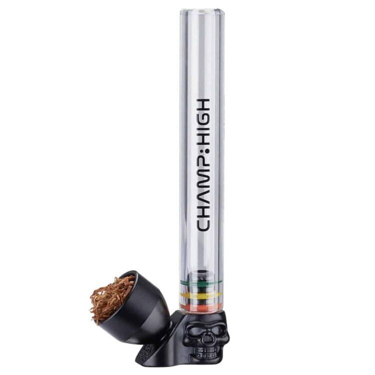 En gennemsigtig rørpibe i form af et kranium. Den har en glat overflade med en let blålig tone og tydelige detaljer i ansigtstræk som øjne, næse og kæbe. Rørpiben har en bred åbning til indføring af tobaksprodukter og en snæver hals, som leder røg. Den står på en flad base, der giver stabilitet.