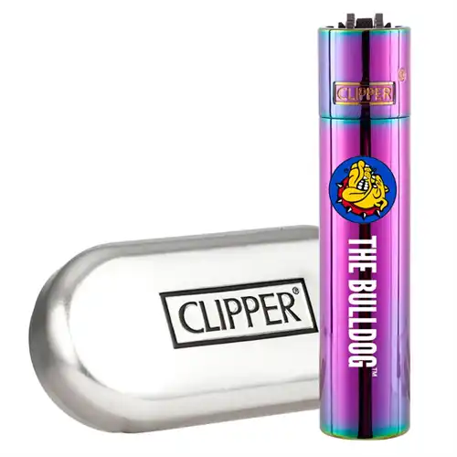 En metal lighter præsenterer sig med en glat, sølvfarvet overflade og en mat finish, der skaber en elegant kontrast. Lighterens krop har en aflang form med bløde kurver, mens toppen har en rund, affaset kant. Et indgraveret logo pryder fronten, og en tændingsmekanisme er synlig som en lille knap på siden. Det samlede design udstråler en stilfuld enkelhed.