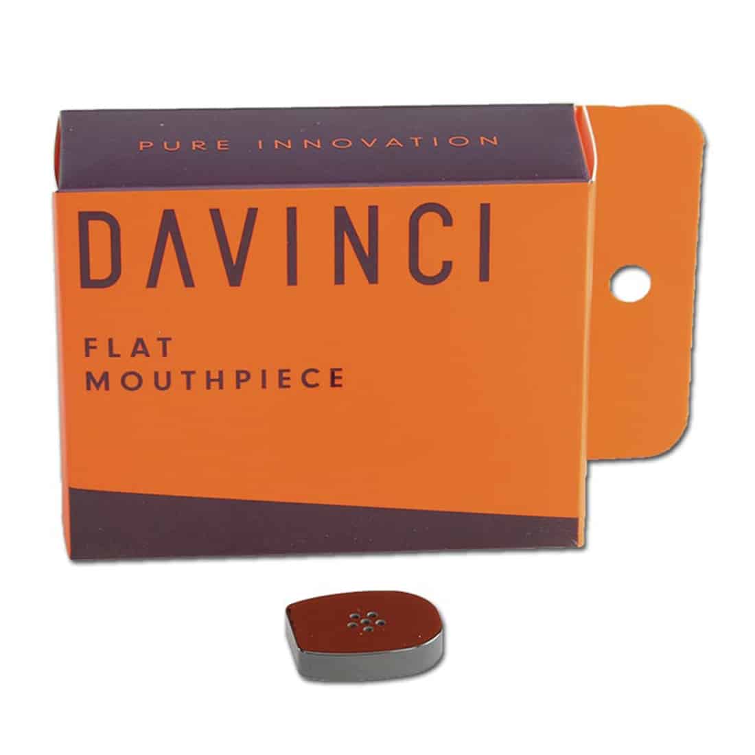 Flat mundstykke med en glat, ensartet overflade i sort plastik. Mundstykket har en let buet form og en bred åbning, der skaber en behagelig pasform. Der er subtile teksturer, der giver et godt greb. Kanterne er skarpe, hvilket giver et moderne udseende, mens den matte finish reducerer refleksioner.