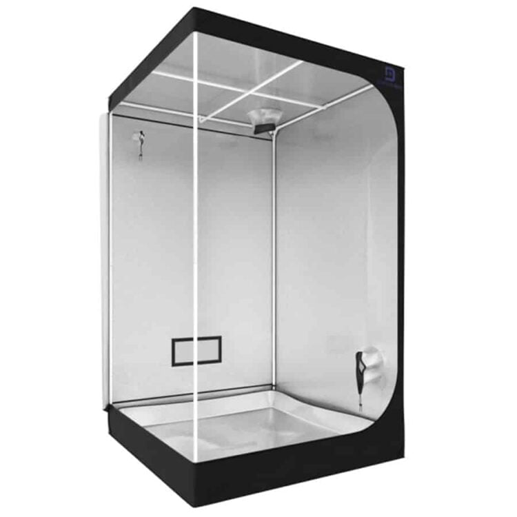 En sølvfarvet boks med en glat, skinnende overflade og en diamantmønstret tekstur dækker hele fronten. Den har afrundede kanter og en diskret låsemekanisme, der er placeret i midten. Indvendigt er boksen polstret med blødt, sort stof, der giver en kontrast til den ydre sølvfarve. Dimensionerne fremstår kompakte og elegante.