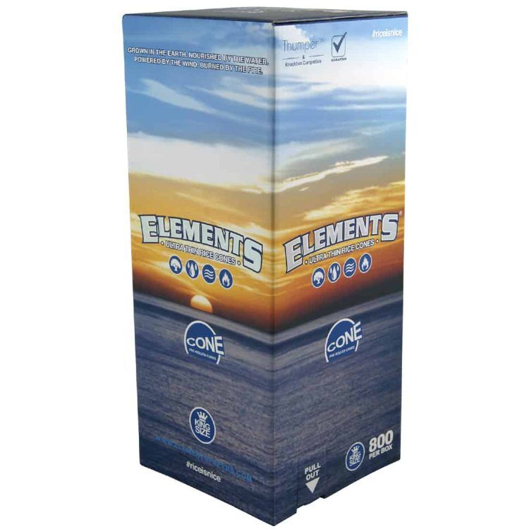 En stor pakke indeholder 800 koniske papirprodukter i en hvid og brun farve. Hver cone har en glat, ensartet overflade og en spids ende, der afsluttes i en bredere åbning. Pakken er lukket med en gennemsigtig plastfilm, og der er et tydeligt logo i øverste venstre hjørne. Baggrunden er neutral og understøtter fokus på produktet.