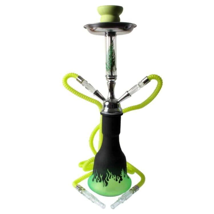 En grøn havevandslange med to slanger, der er flettet sammen. Hver slange har en glat overflade og en dyb grøn farve, der giver et friskt udseende. Slangerne er knyttet til en robust, grå forbindelse, der sikrer stabilitet. Enderne har metalbeslag, som er polerede og skinnende, hvilket tilføjer et kontrast til den matte grønne farve.