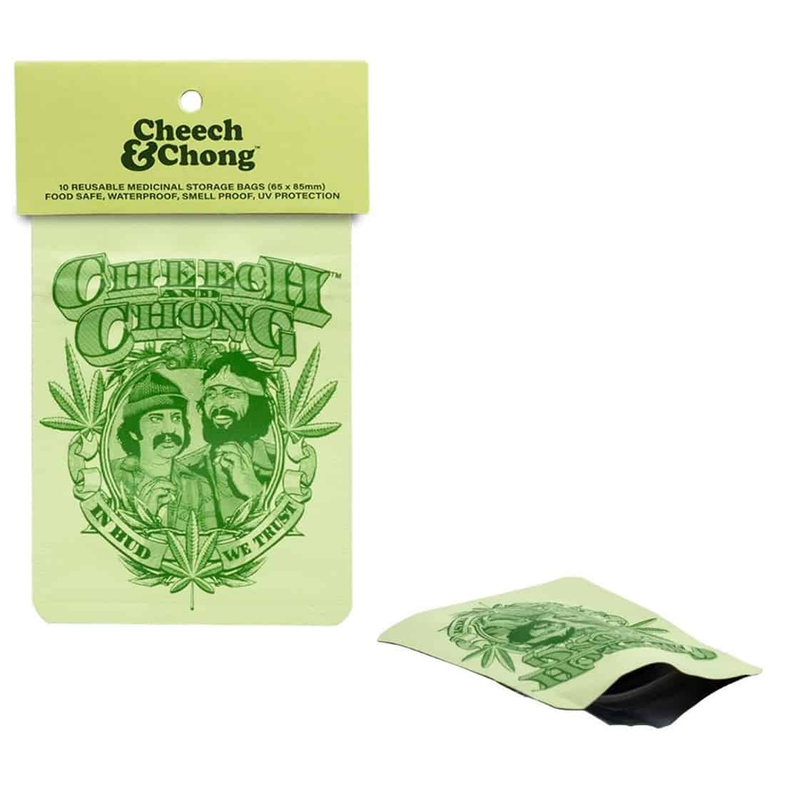 En rund, farverig badge med en diameter på 65 mm. Den har en sort baggrund med en central illustration af to karakterer, der ligner stoner-figurer. Karaktererne er detaljeret tegnet med lyse farver, herunder grøn, rød og gul. Øverst er teksten "Cheech and Chong" i store, legende bogstaver, der tilføjer et sjovt element til designet.