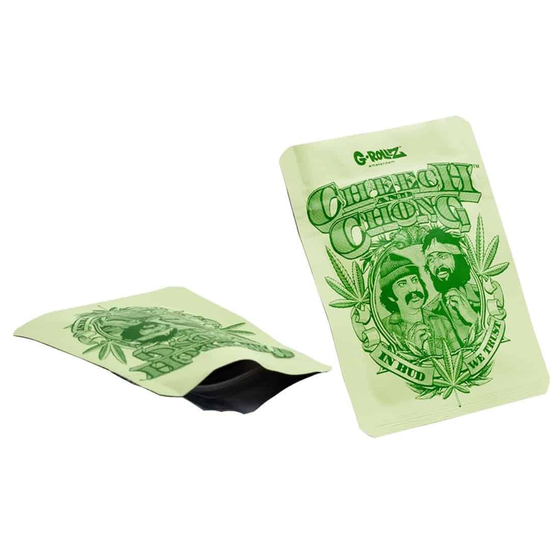 Rundt badge med en diameter på 65 mm, prydet med farverig grafik inspireret af Cheech & Chong. Baggrunden er en kombination af grønne og gule nuancer, der skaber et livligt udtryk. Det centrale motiv viser en illustration af karaktererne i en cartoon-lignende stil. Badge'ets kant er sort, og der er en glansfuld overflade, der reflekterer lys.