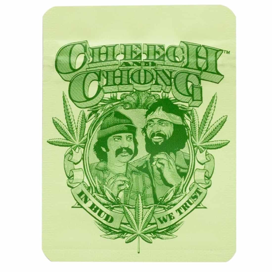 Et rundt badge prydet med en illustration af to karakterer, der ligner hippier, med karakteristiske lange hår og solbriller. Baggrunden er farverig med psykedeliske mønstre i nuancer af grøn, gul, og lilla. Badge’ets kant har en metalisk finish, som skaber en let refleksion, mens teksten i nederste del er grafisk fremhævet i en kontrastfarve.