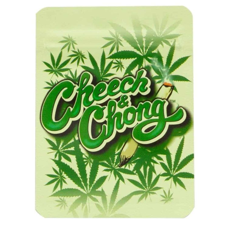 En grøn camouflage mønstret roller med en diameter på 65 mm og en højde på 85 mm præsenterer sig med en glat overflade. Den har et sort gummihåndtag, der giver et godt greb. Rundt om rollerens kant er der en tynd, sølvfarvet ring, der fremhæver designet. Den matte tekstur og det diskrete mønster tilføjer dybde til udseendet.