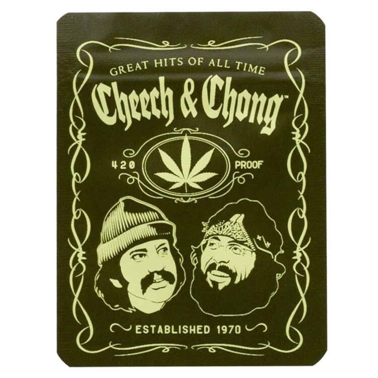 En firkantet plade prydet med et farverigt, grafisk design. Mønstret inkluderer nuancer af grøn, rød og gul i abstrakte former. Teksten "Cheech & Chong" er fremhævet med en skarp skrifttype, mens "Greatest Hits" er præsenteret i en mere legesyg stil. Omkring teksten er der en sort, tynd kant, som indrammer det samlede design.