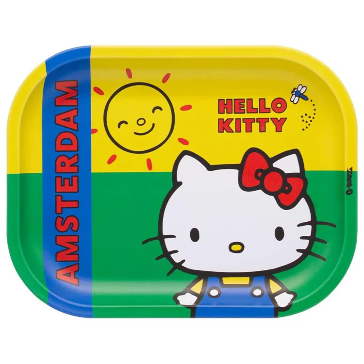 Et rektangulært fad præsenterer en hvid baggrund prydet med et farverigt mønster af Hello Kitty-figurer. Figuren er kendetegnet ved en rød sløjfe og sorte øjne. Omkring hende er der små, farverige stjerner og blomster i nuancer af pink, gul og grøn. Fadets kanter er let buede, og overfladen har en glat, skinnende finish.