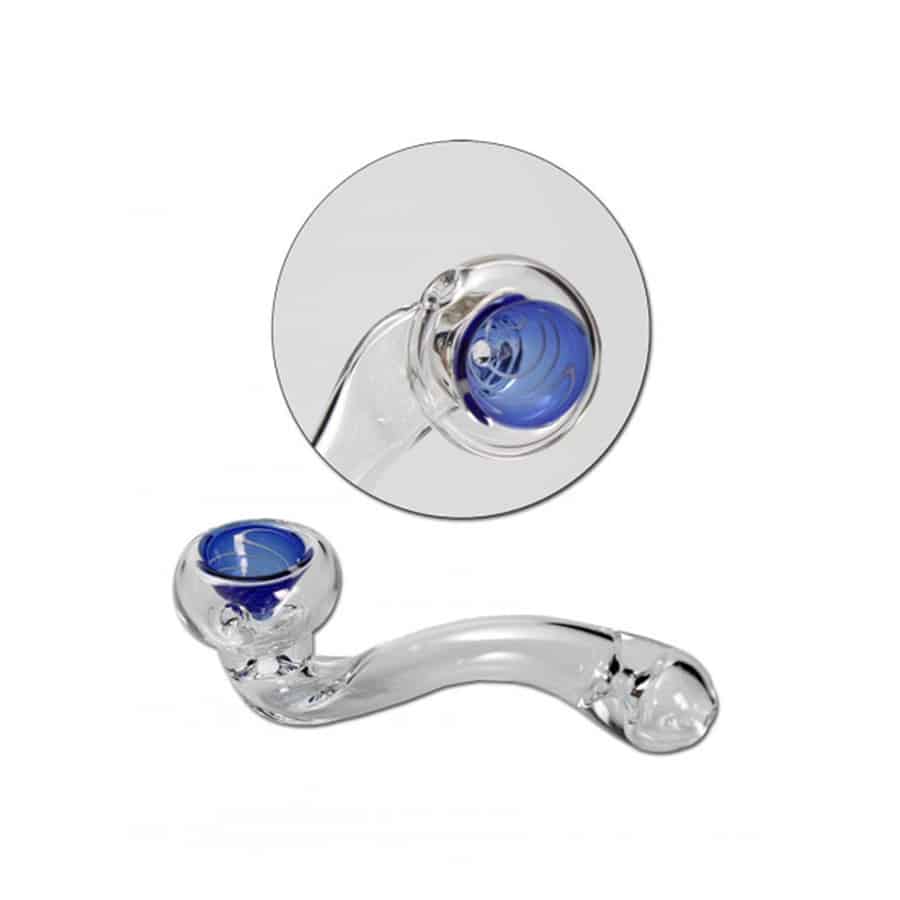 En blå glaspipe med en elegant, strømlinet form. Den har en glat overflade, der fremhæver den dybe blå farve, og en kickhole placeret på siden. Der er en tydelig buet mundstykke, der afsluttes med en afrundet kant. Den samlede struktur er robust, og glasmaterialet giver en let refleksion af lys, hvilket tilføjer dybde til farven.