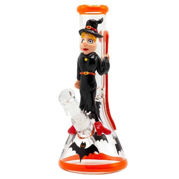 En høj, transparent beaker med en glat glasoverflade præsenterer sig med en let buet form. Beakeren er dekoreret med en dyb, sort farve i bunden, der skaber en kontrast til det klare glas. Øverst er en bred åbning, og en tynd, elegant kant rammer den afrundede top. Indvendigt er der en lysende effekt, der giver et magisk udtryk.