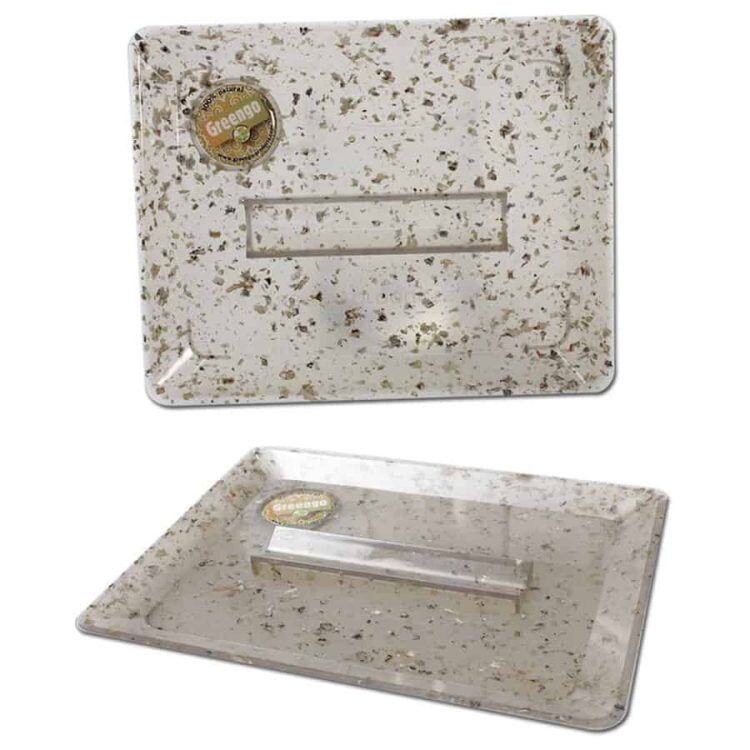 En rektangulær rullebakke præsenterer sig i grønne nuancer med en mat overflade. Bakken har afrundede hjørner og en let hævet kant, der holder indholdet på plads. Mønsteret inkluderer naturlige elementer, der skaber en organisk følelse. Den glatte tekstur giver en elegant finish, mens størrelse og form gør den praktisk til brug.