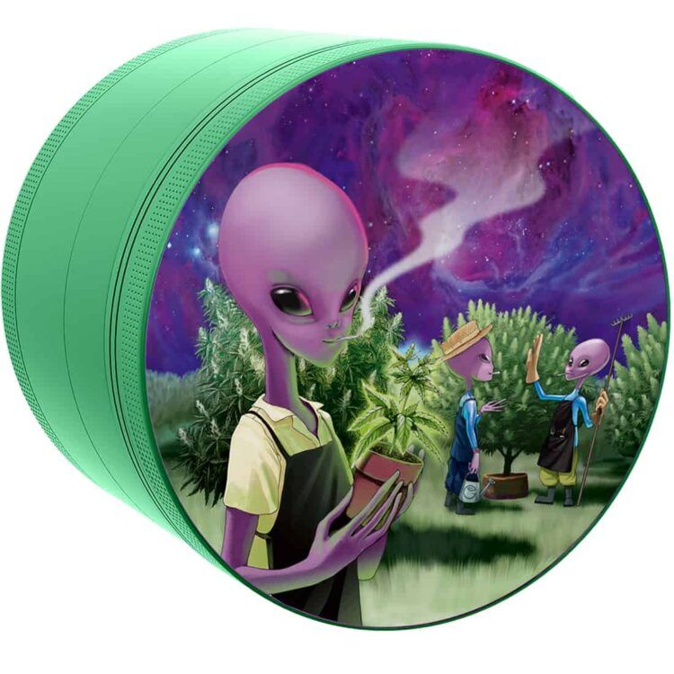 Et rundet, sort metalobjekt med en glat overflade og en diameter på 63 mm. Det er prydet med detaljerede indgraveringer i form af geometriske mønstre og et centralt logo. Kanten har en let forhøjning, der giver en strukturel dybde. Objektets tekstur er ensartet, og det fremstår robust med en mat finish.