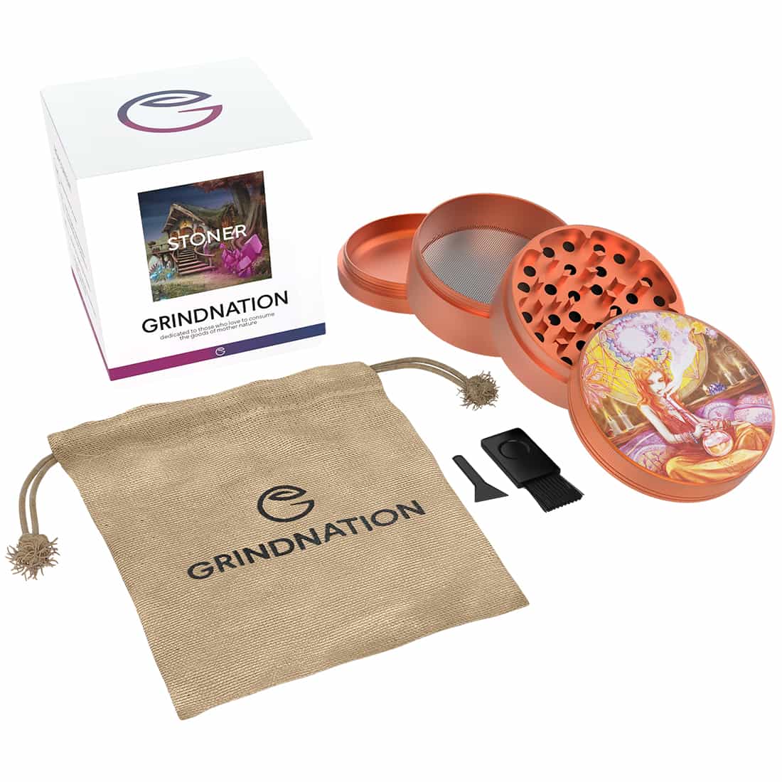 En rund metalgrind med en diameter på 63 mm præsenteres i en elegant, børstet stålfinish. Overfladen er glat og reflekterende, hvilket skaber en subtil glans. Grindens design inkluderer en fin, perforeret struktur, der tilføjer tekstur og dybde. Kanten er forsynet med en let afrunding, hvilket giver et strømlinet udseende.