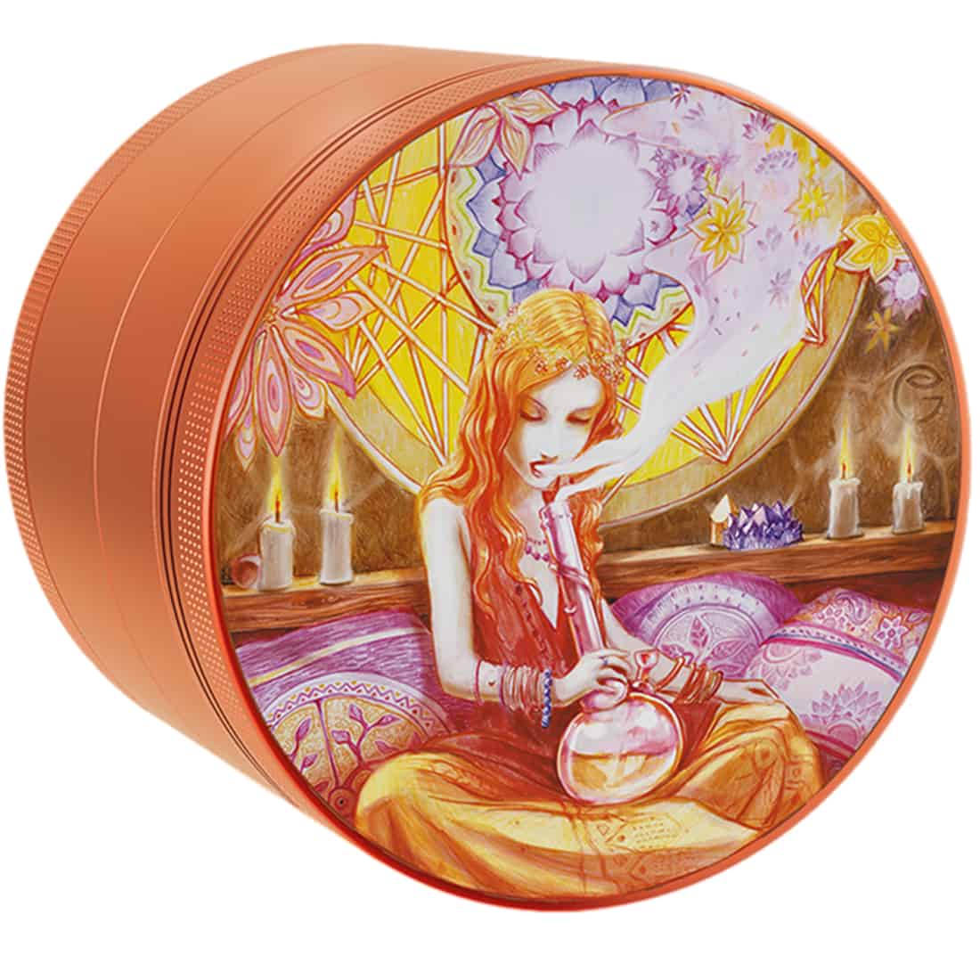 En kaffekværn med en cylindrisk krop i børstet rustfrit stål pryder overfladen. Den har en sort, glat plastikbund og en afrundet top med en fin, børstet finish. Kværnen har en justerbar skala for formalingsgrad, markeret med tal. Håndtaget er i træ, hvilket tilføjer varme til det moderne design, mens den robuste mekanisme sikrer holdbarhed.