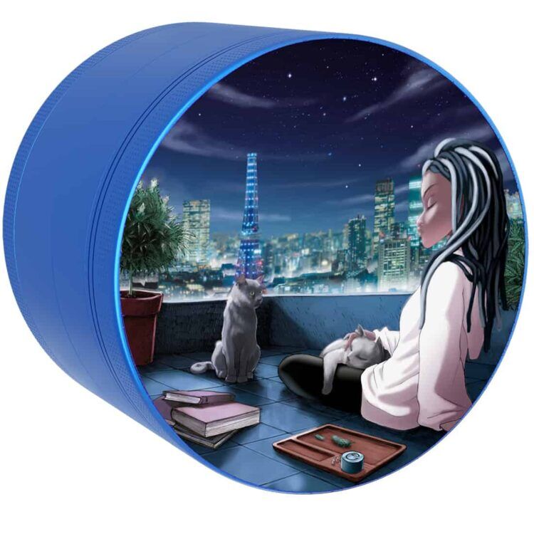 En rund, flad skive præsenterer sig i en dyb, mørkeblå nuance med et glat, skinnende overflade. Den er prydet med fine, hvide mønstre, der skaber en kontrast til den mørke baggrund. En sølvfarvet kant omkranser skiven, og i midten findes et lille, indgraveret logo. Elementet har en ensartet, poleret finish og en tynd, diskret profil.