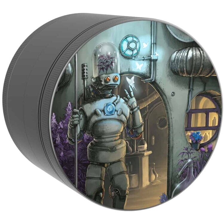 En sort beskyttelseshjelm er centralt placeret, fremstillet af et hårdt plastmateriale med en glat overflade. Hjelmen har en rund form og en lav profil, hvilket skaber en strømlinet silhuet. På ydersiden findes et firkantet logo i hvidt og gult. Indvendigt er hjelmen polstret med blødt skum i en grå nuance for komfort. Justerbare stropper er synlige på begge sider.