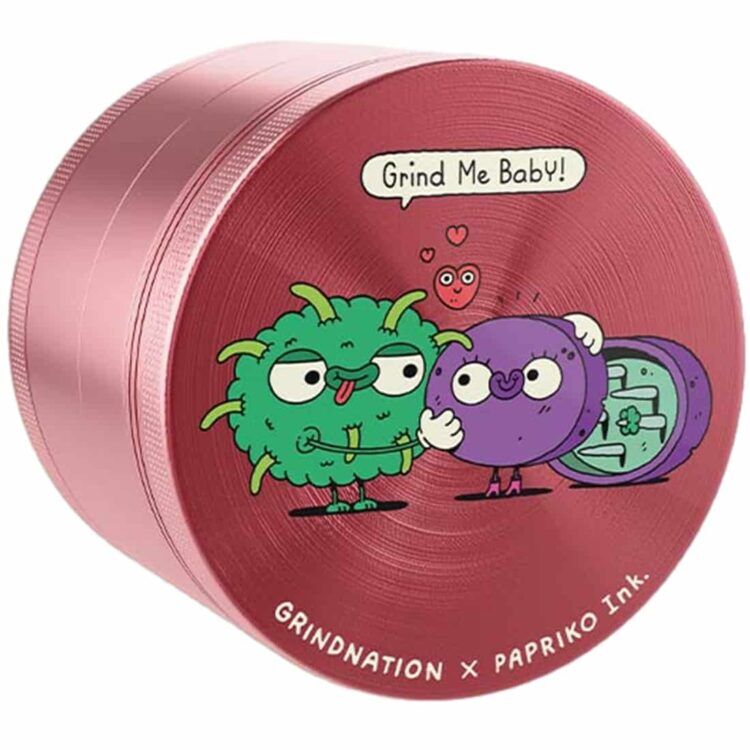 Grinderen er cylindrisk med en diameter på 63 mm. Den har en rustfri stålkrop med en mat finish, der giver en moderne og stilren fremtoning. Toppen har en skridsikker tekstur og en sort gummiring, der sikrer et godt greb. Der er tydelige graverede symboler og tal, der angiver måleenheder, samt et klart vindue, der viser indholdet.