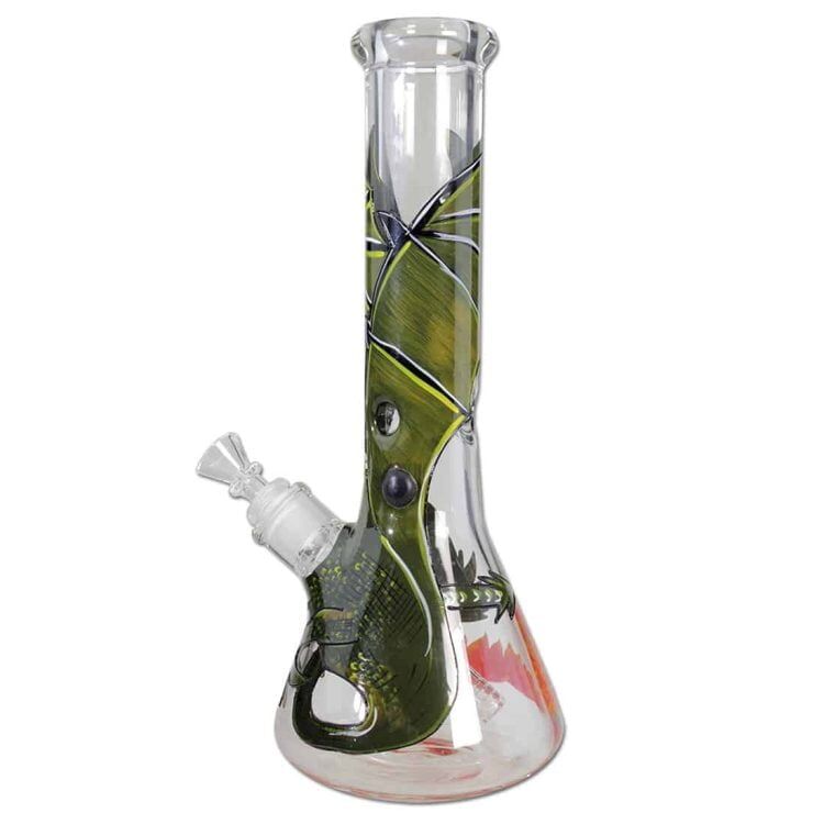 En detaljeret, håndmalet drage med en lang, snoet krop prydet i dybe nuancer af grøn og bronze. Vingerne er brede og har en skællede tekstur, der giver dybde. Øjnene stråler med en intens, gylden glød, mens kløerne er skarpe og mørke. Den glatte overflade er kombineret med ru sektioner, hvilket skaber en interessant kontrast.