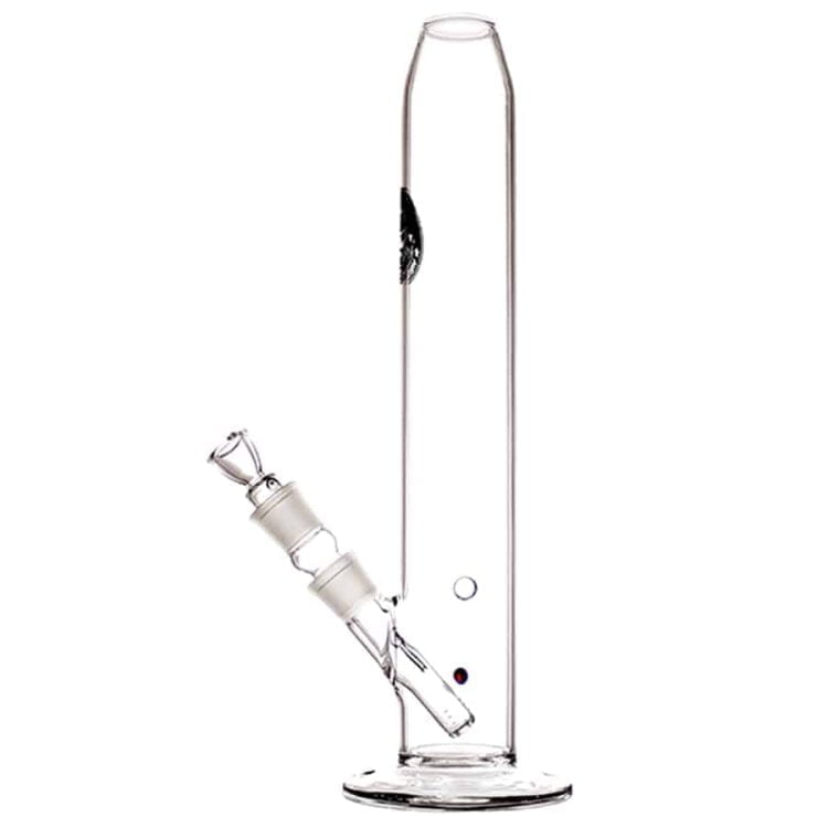 En stor, sort bazooka-lignende enhed med en blank overflade og en cylinderformet krop. Enheden har en tydelig, metallisk munding og et griptak, der er fremhævet af en sølvfarvet detalje. Øverst sidder en sort trykknap, omgivet af en let struktureret tekstur. Den samlede form er strømlinet med en futuristisk æstetik.