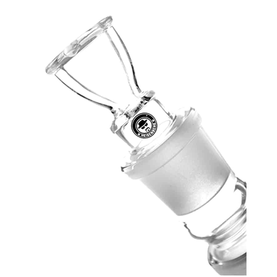 En stor, rund glaskugle med en lys, klar overflade, der reflekterer lys og omgivelser. Kuglens indre indeholder et komplekst net af metaltråde og små komponenter, der skaber et mekanisk udtryk. Farverne skifter fra sølvgrå til mørkeblå, og der er synlige detaljer som skruer og ledninger. Basen er flad og stabil.