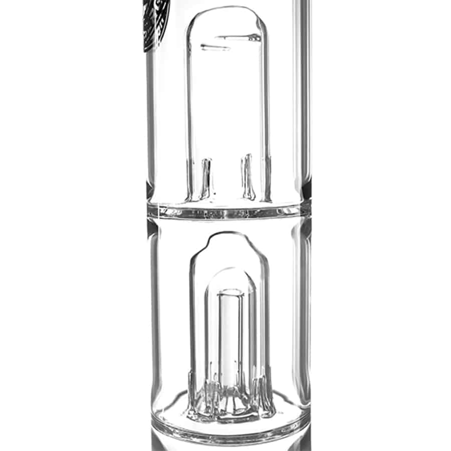 En stor, kugleformet glasklokke prydet med et enkelt, elegant stativ i metal. Glasklokken har en klar, gennemsigtig overflade, der fremhæver det indre indhold. Metalstativet har en mat, sort finish med en minimal, moderne struktur. Under klokken ses en række små, detaljerede mekaniske dele i en kombination af sølv og kobber, hvilket skaber et kontrastfyldt udtryk.